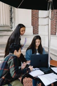 students teaming up studying Chapter Eugene Oregon Apartments chapterateugene_photodiscovery_27-1500